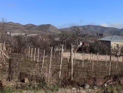 Des chants patriotiques arméniens sont émis par haut-parleur au village de Khramort (Artsakh) pour répondre aux provocations azéries