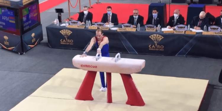 Harutyun Merdinyan (Arménie) remporte la médaille d’argent au cheval d’arçons lors de la Coupe du monde de gymnastique au Caire (Egypte)