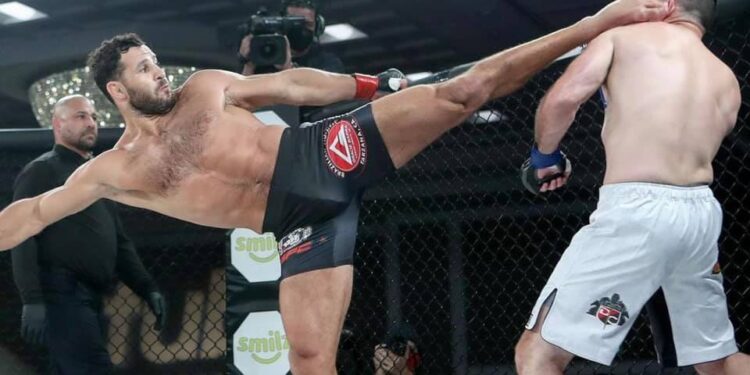 Maxim Manoukyan (Arménie) ex-champion du monde de lutte gréco-romaine a remporté sa 3e victoire en MMA