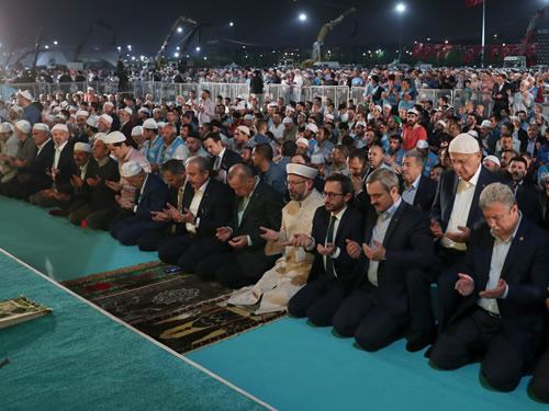 Premières prières nocturnes du ramadan en 88 ans à Sainte-Sophie