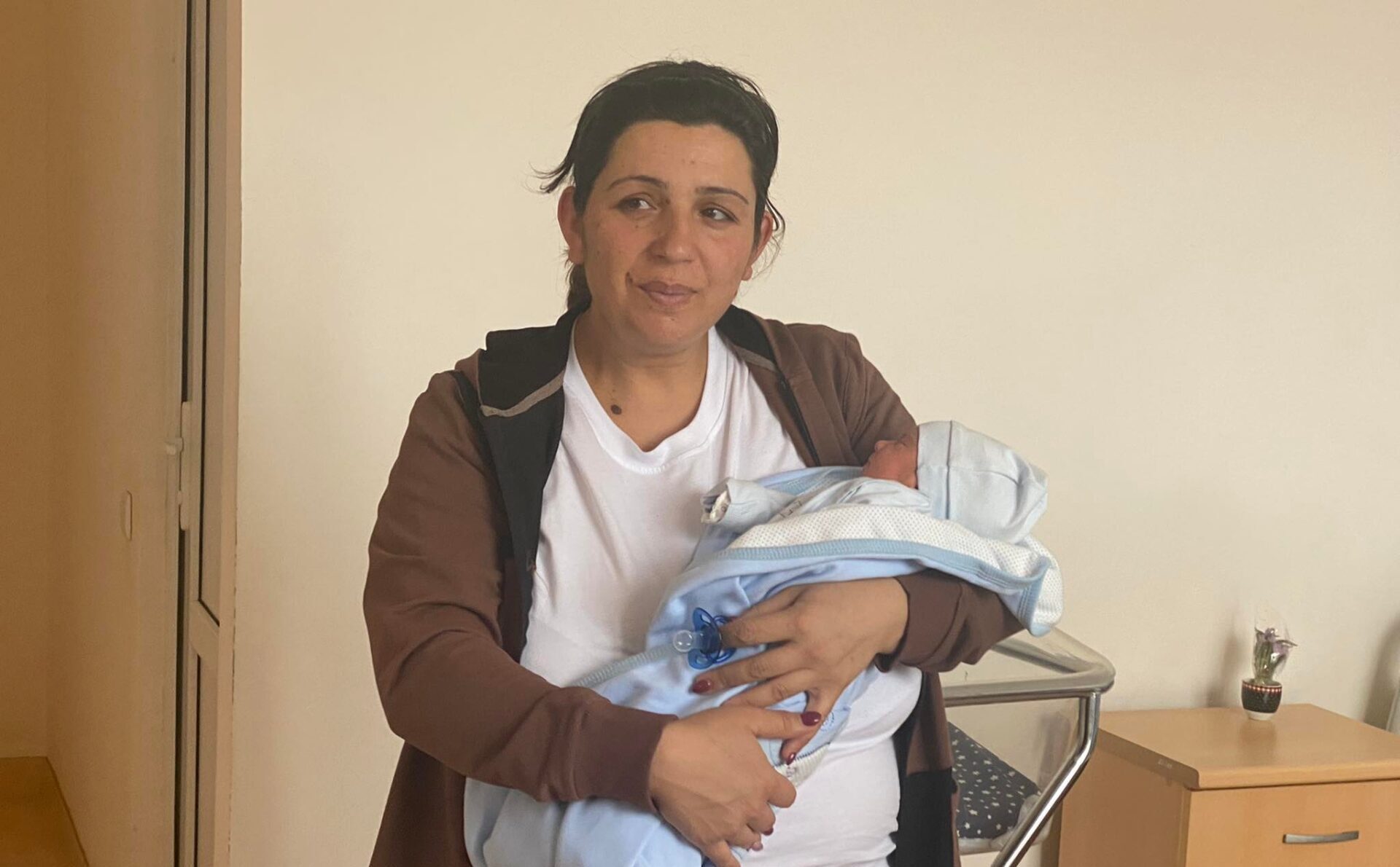 Yéranouhi (39 ans), la mère de Vahé Abroyan mort lors de la guerre de 44 jours en Artsakh a donné naissance à un frère de Vahé