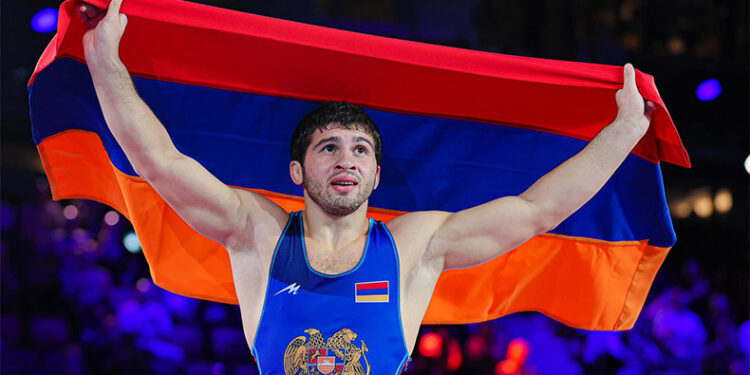 Malkhas Amoyan (Arménie) champion d’Europe de lutte gréco-romaine s’impose 4-3 contre le Turc Yunus Emre Basar en finale des 77 kg à Budapest