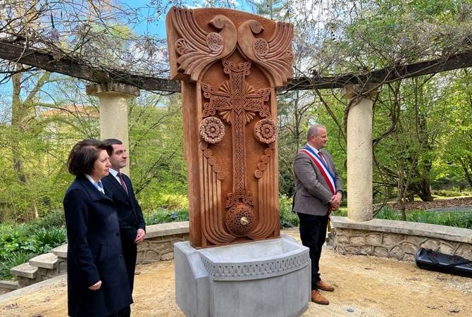 Un khachkar a été installé à Mont-de-Marsan samedi 2 avril lors du Festival Yeraz de la quinzaine arménienne