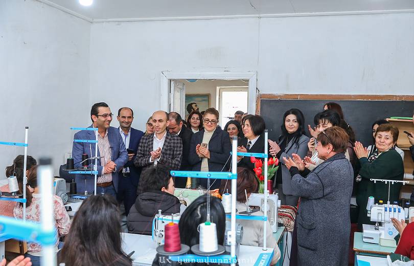 Le ministre d’Etat, Artak Beglaryan a visité un nouvel atelier de couture dans la région de Martouni (Artsakh)