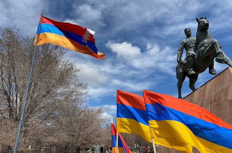 Le drapeau de l&rsquo;Artsakh flotte sur Gumri la deuxième ville d’Arménie