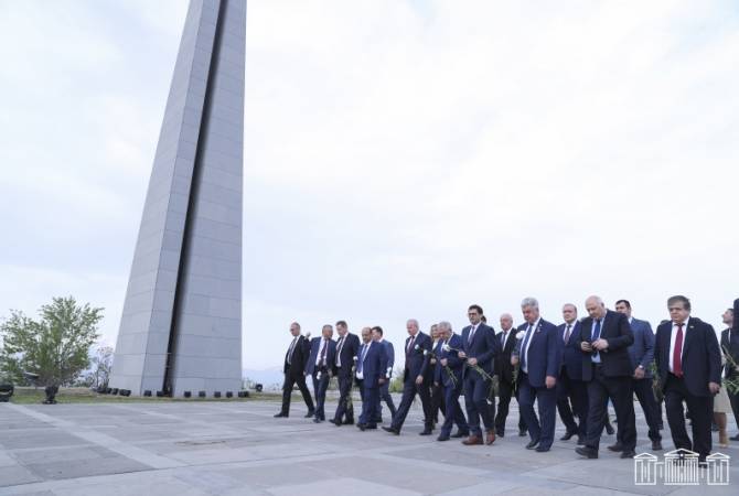 Des membres de la Commission de coopération interparlementaire d’Arménie et de Russie visitent le Mémorial de Tsitsernakaberd