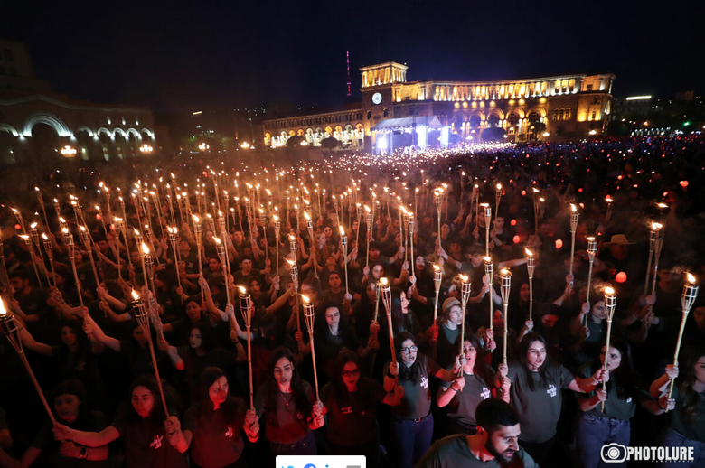 La procession aux flambeaux à Erevan pour le 107e anniversaire du génocide arménien