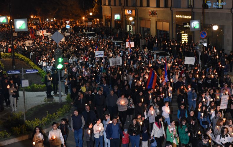 « Zartir, Lao ! » Procession aux flambeaux dédiée à la mémoire des victimes innocentes du génocide arménien à Stepanakert