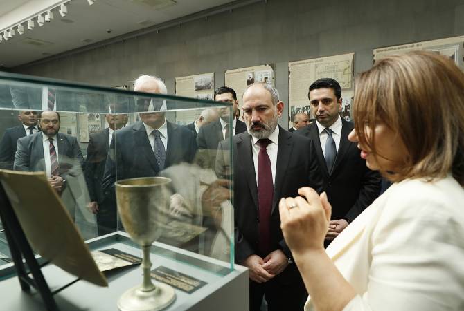 Le Président et le Premier ministre Pachinian visitent le Musée-Institut du Génocide arménien