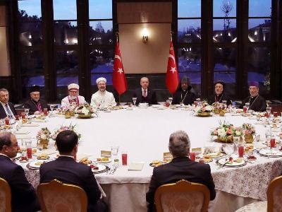 Erdogan est assis à côté du patriarche arménien au dîner du Ramadan