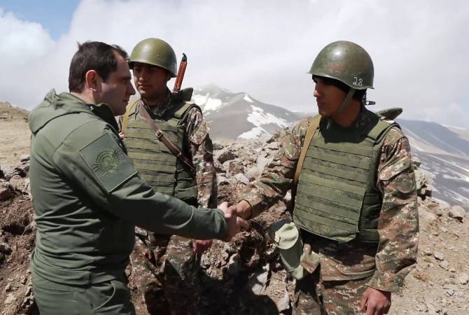 Le ministre arménien de la Défense Souren Papikyan a visité la ligne de front au sud de l’Arménie