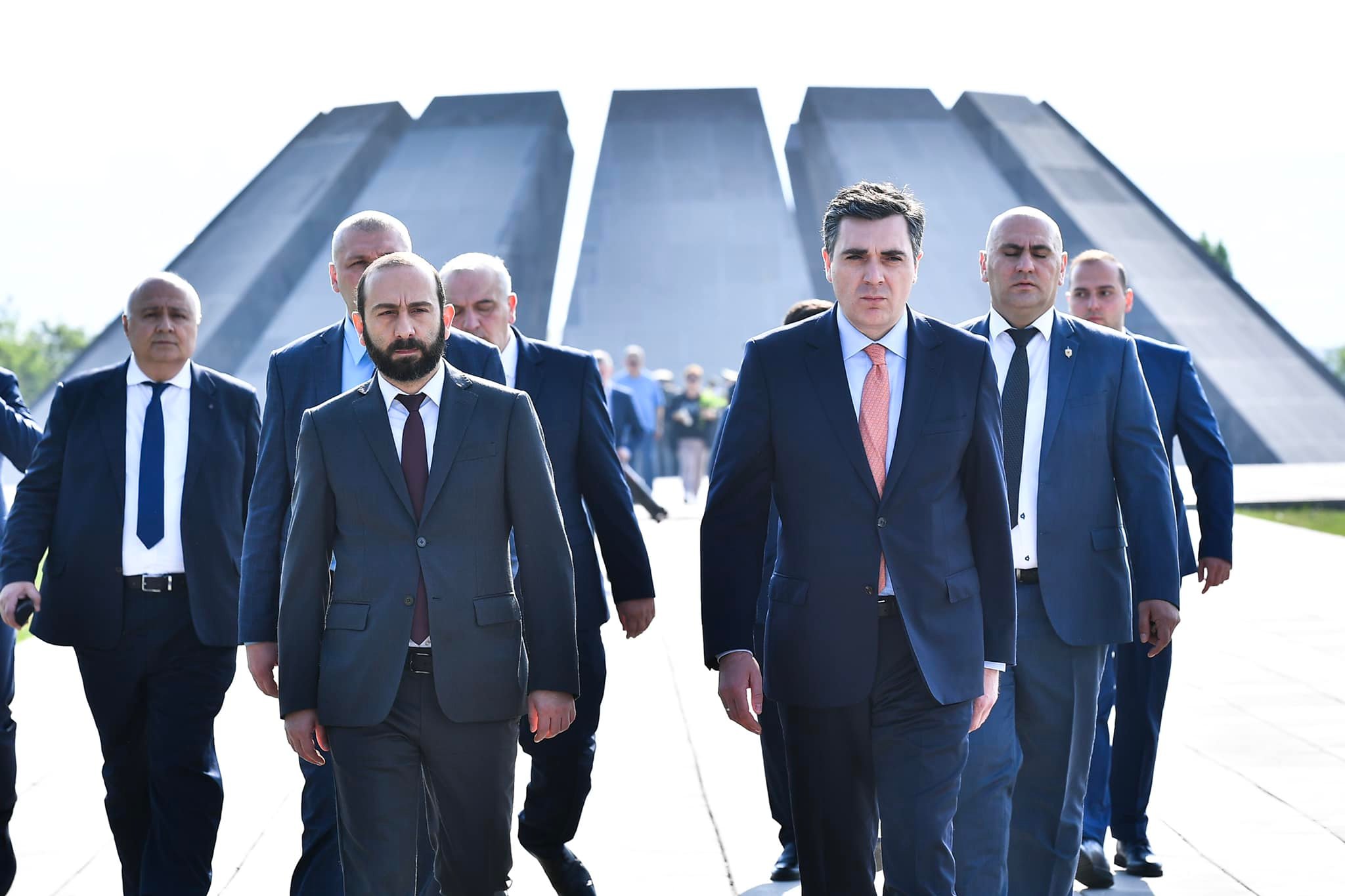 Accompagné d&rsquo;Ararat Mirzoyan, le ministre des Affaires étrangères géorgien visite le Mémorial du génocide arménien