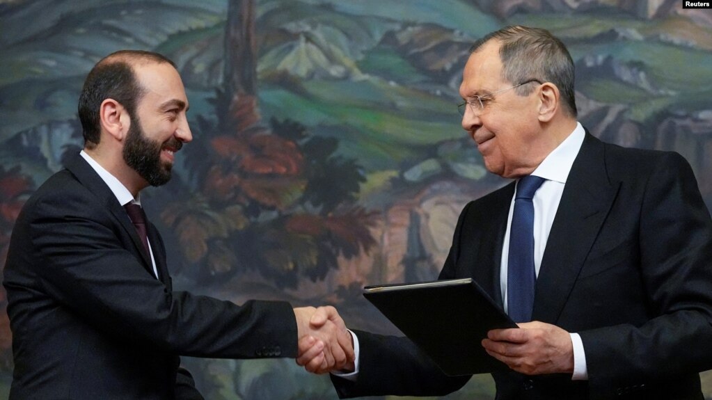 Sergueï Lavrov propose des entretiens avec les ministres arménien et azerbaïdjanais des Affaires étrangères