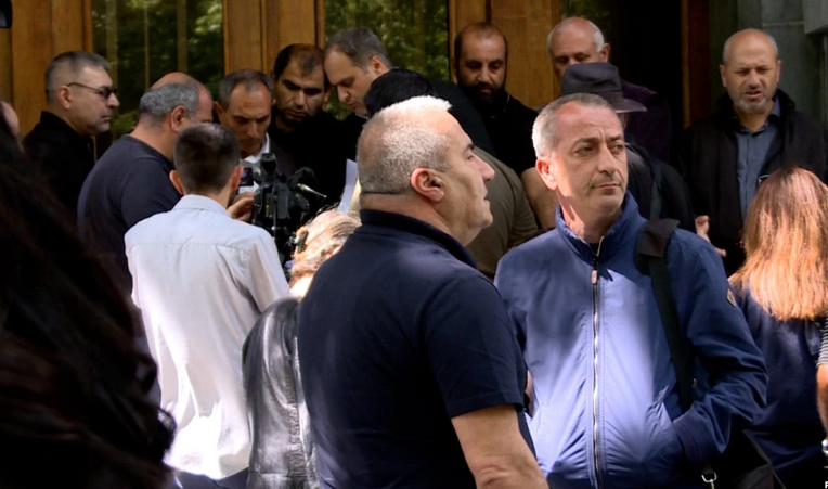 Des familles de soldats morts demandent l&rsquo;inculpation de Pachinian