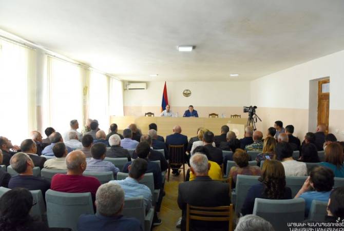 Arayik Harutyunyan le président de l&rsquo;Artsakh a rencontré les responsables de la région à Martouni