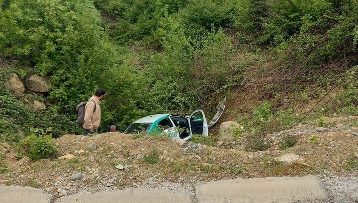 Une voiture arménienne percutée par un camion azerbaïdjanais en Artsakh, roule dans un ravin