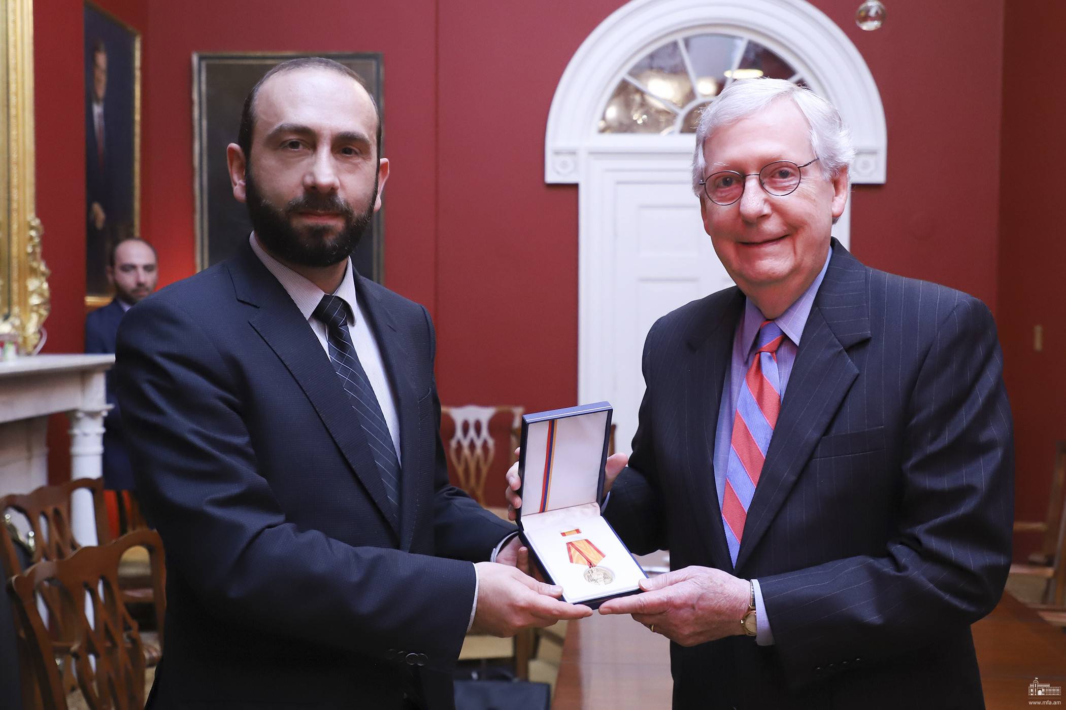 Ararat Mirzoyan rencontre le leader républicain du Sénat américain Mitch McConnell