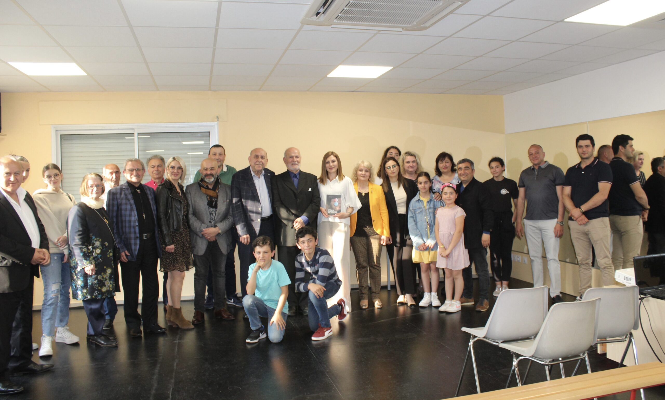 Seda Vardanyan a présenté  son livre « Abrélou Hérosoutyun, gyanki dzaghigner, razmi tachtits » à Bourg-Les-Valence