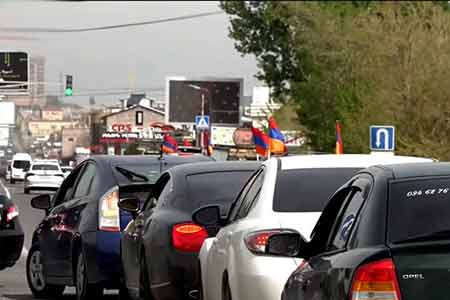 L&rsquo;opposition organise une manifestaton en voiture d&rsquo;Erevan à Vanadzor