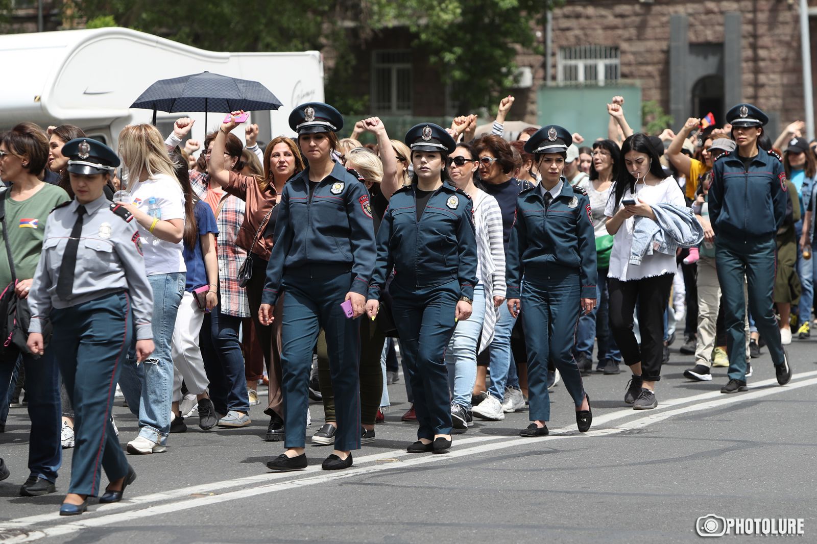 Le personnel féminin de la police encadre la manifestation des femmes