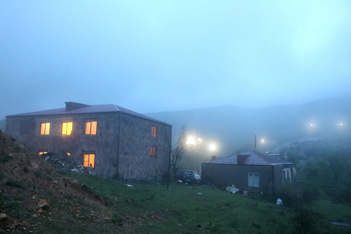 Le village frontalier de Shurnukh est entièrement illuminé et 4 familles vont recevoir leurs maisons