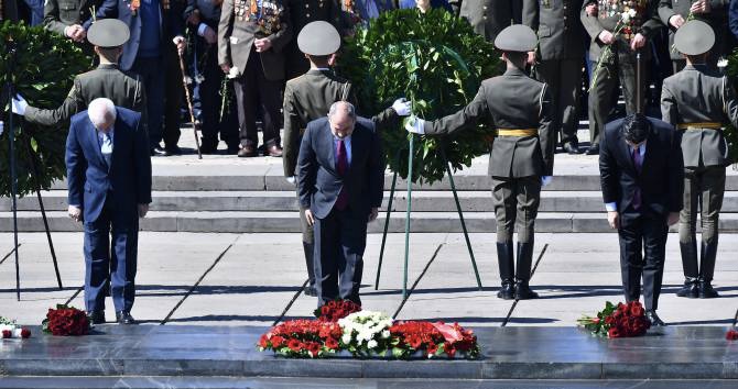 À l&rsquo;occasion de la Fête de la Victoire et de la Paix, le Premier ministre Nikol Pachinian a visité le parc de la Victoire à Erevan
