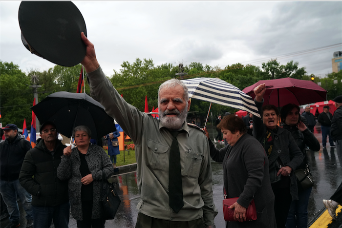 Sit-in de l&rsquo;opposition sur la place de France