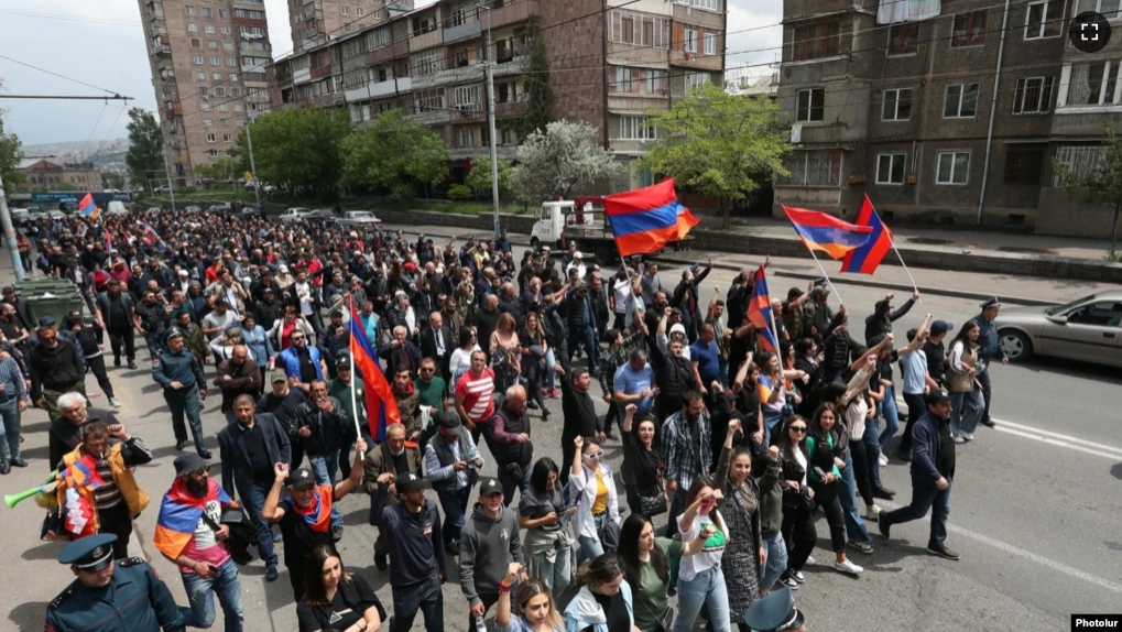 Les États-Unis exhortent les manifestants arméniens à « respecter la démocratie ».