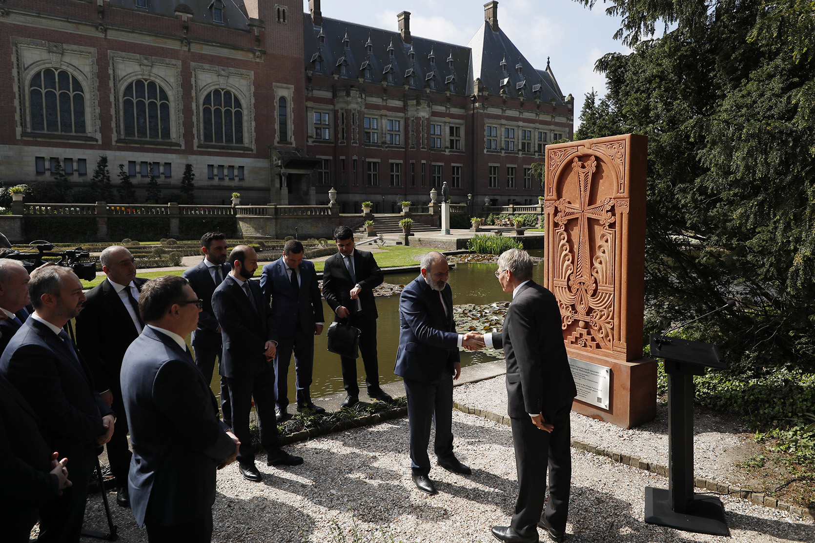 Pachinian inaugure un khachkar au Palais de la Paix