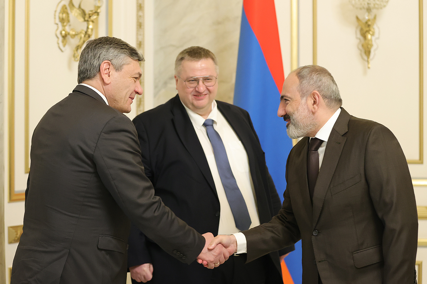 Le Premier ministre Pashinyan a reçu Alexei Overchuk et Andrei Rudenko