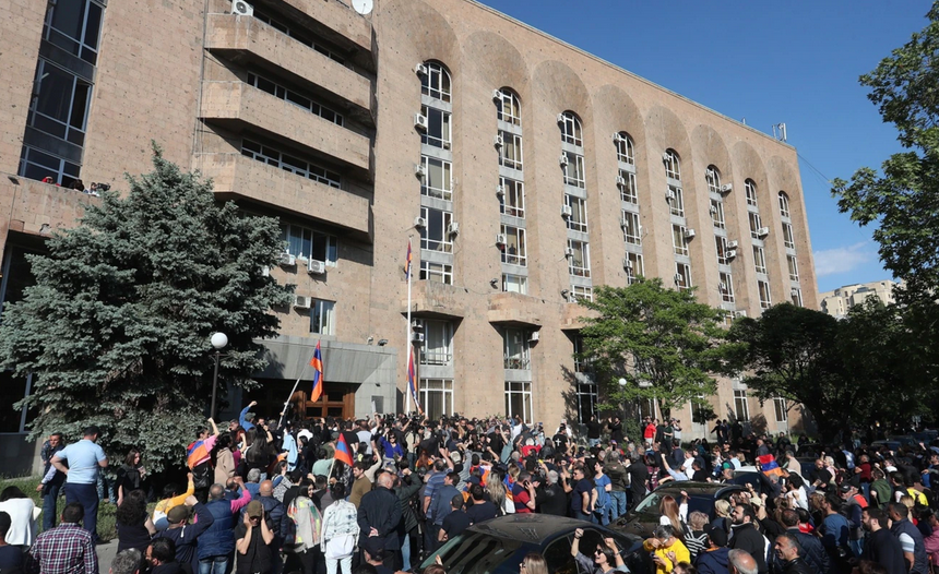 Un bâtiment public bloqué… 90 minutes