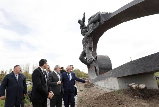 Le Premier ministre arménien a visité les statues en restauration « Ruban de l’Infini » sur la route Erévan-Sevan et l’« Echo »