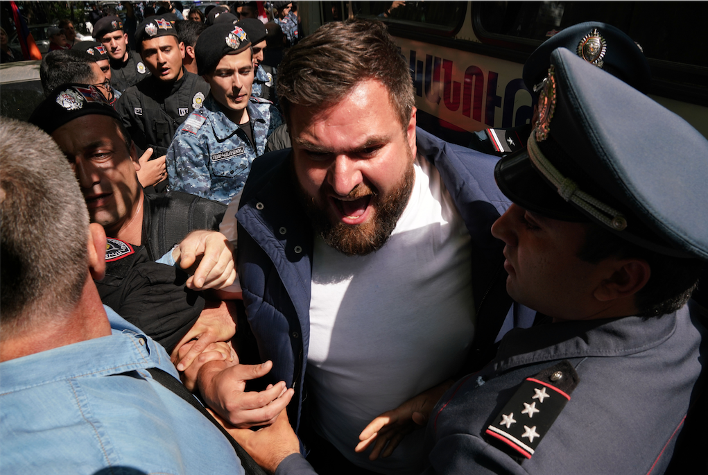 Manifestations sauvages et interpellations massives à Erevan