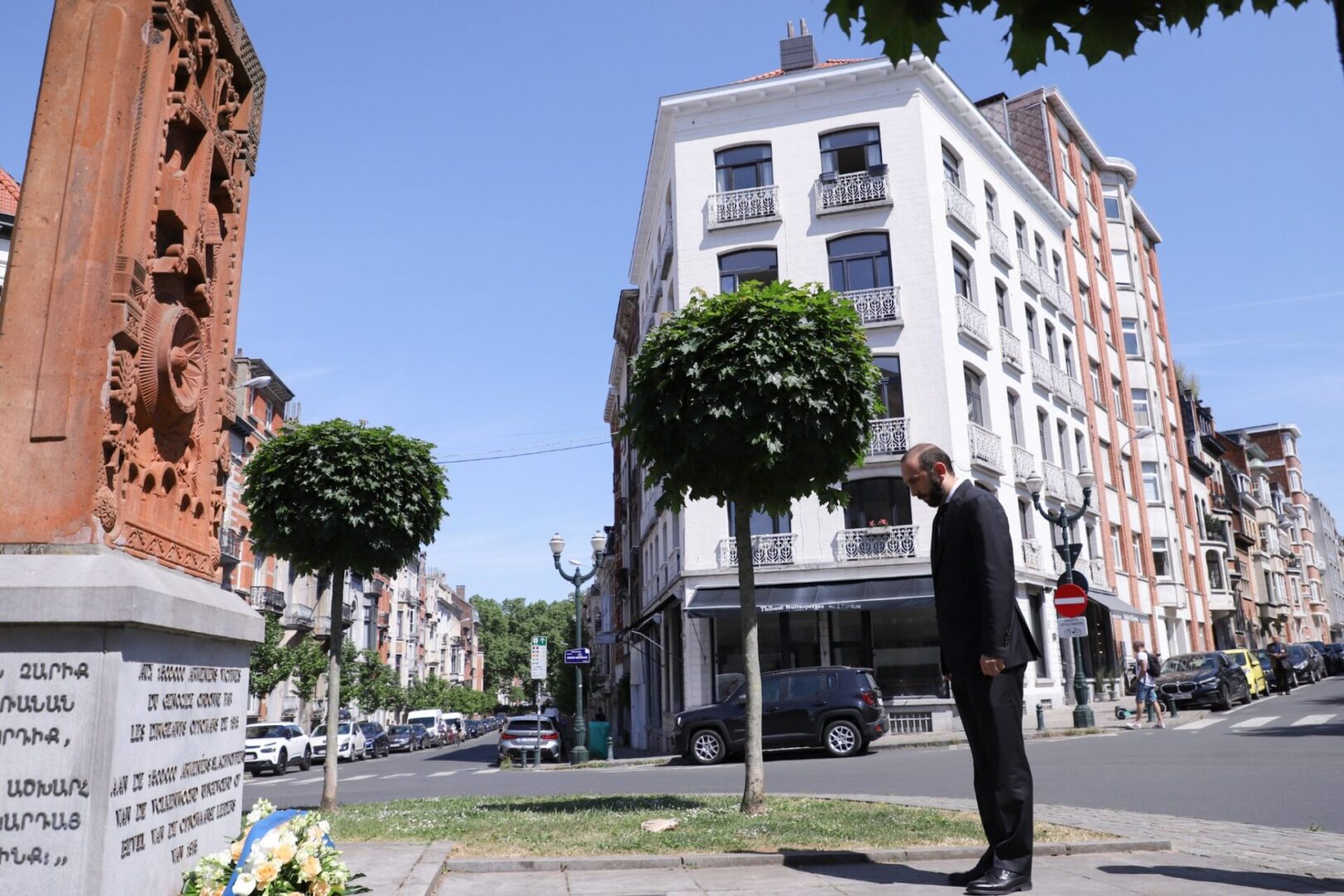 A Bruxelles, Ararat Mirzoyan a rendu hommage face au khatchkar dédié à la mémoire des victimes du génocide arménien