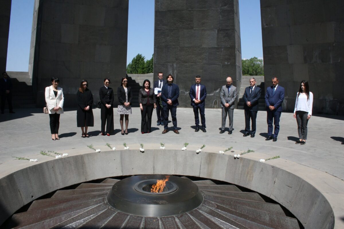 Les députés italiens ont rendu hommage au Mémorial du génocide arménien de Tsitsernakaberd à Erévan