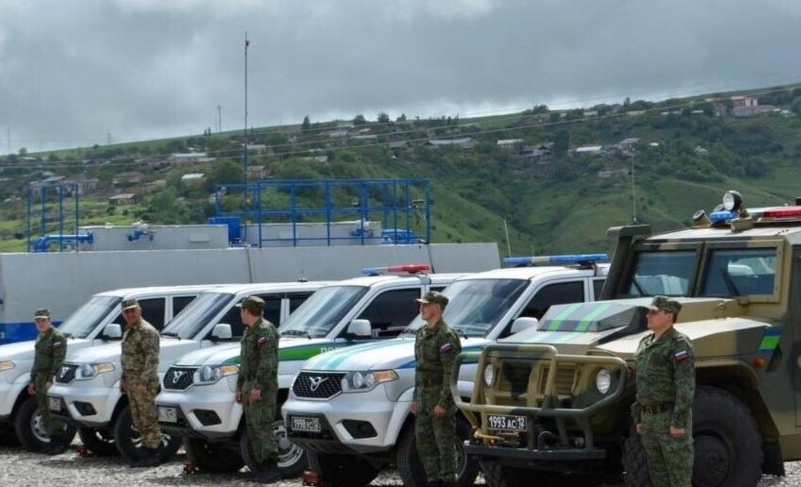 L&rsquo;ambassadeur russe inspecte ses troupes dans le Siounik