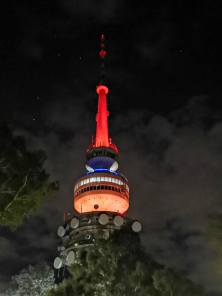 A l&rsquo;occasion de la fête de la Première République d’Arménie, la tour de télévision de Canberra (Australie) a été illuminée aux couleurs du drapeau arménien