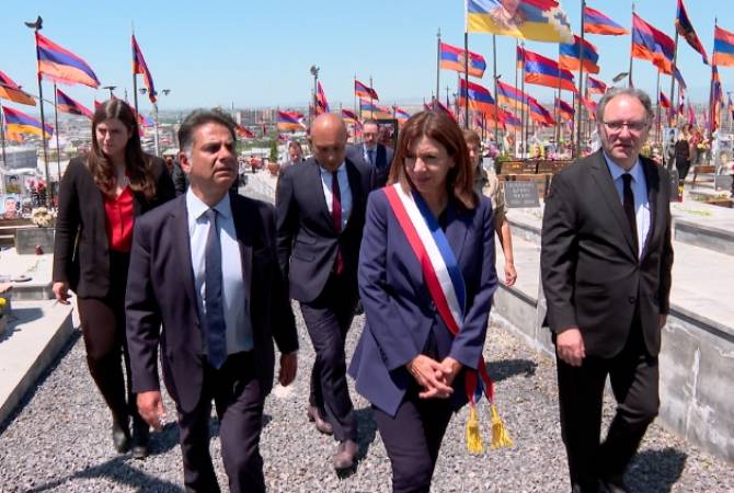 Anne Hidalgo, la maire de Paris s’est rendu à Erévan au mémorial du génocide de Tsitsernakaberd et au panthéon militaire « Yerablur »