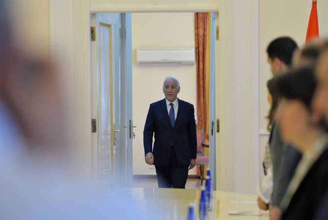 Le président Vahagn Khatchatourian a reçu la délégation conduite par la Maire de Paris