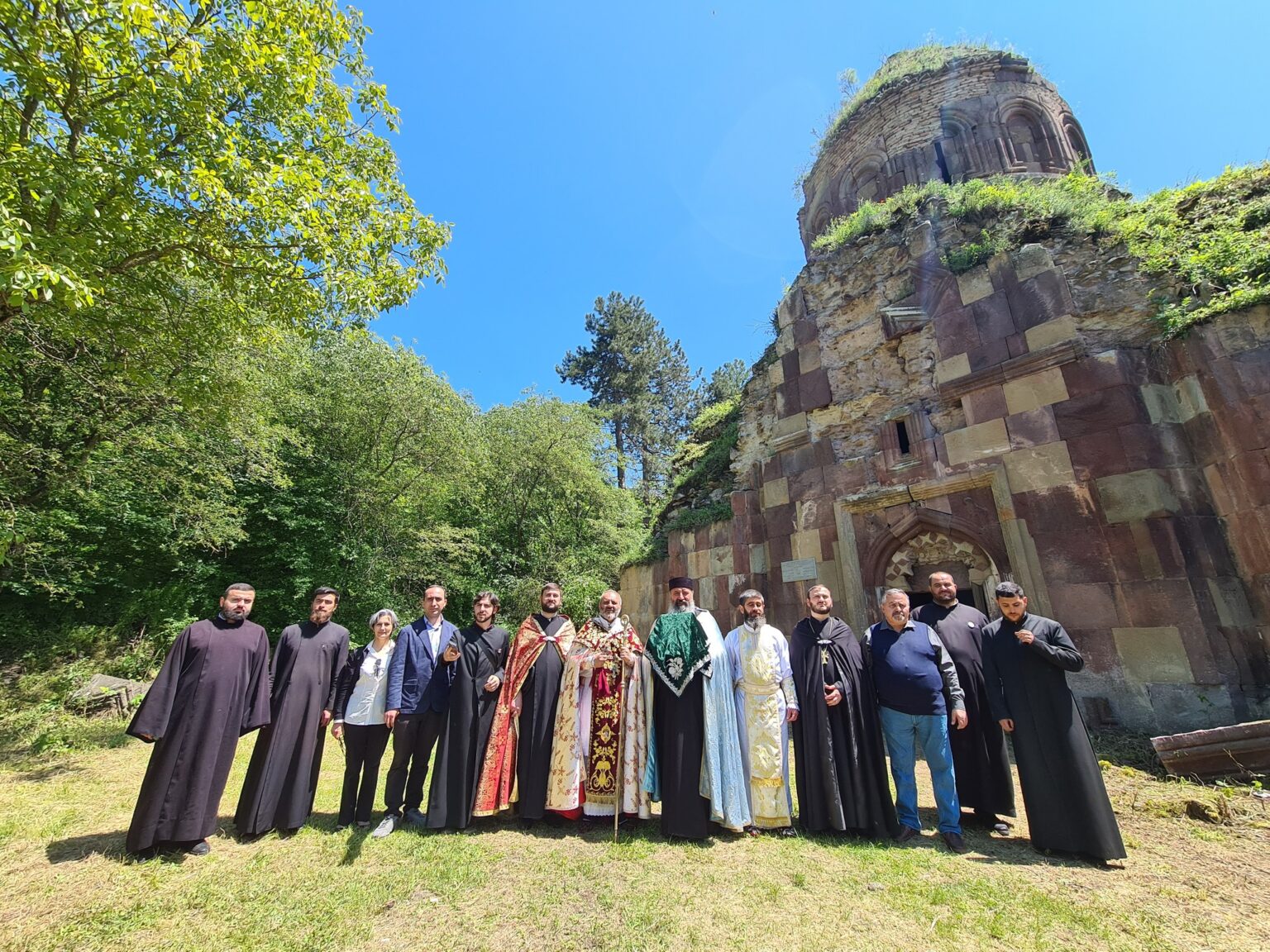 Une messe a eu lieu à Khoranashat dans la région de Tavouch, à quelques dizaines de mètres seulement des positions ennemies