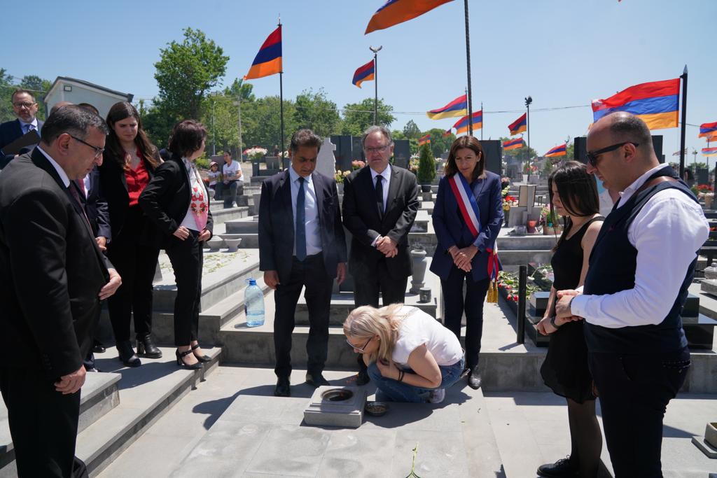 Anne Hidalgo entre émotion et commémoration