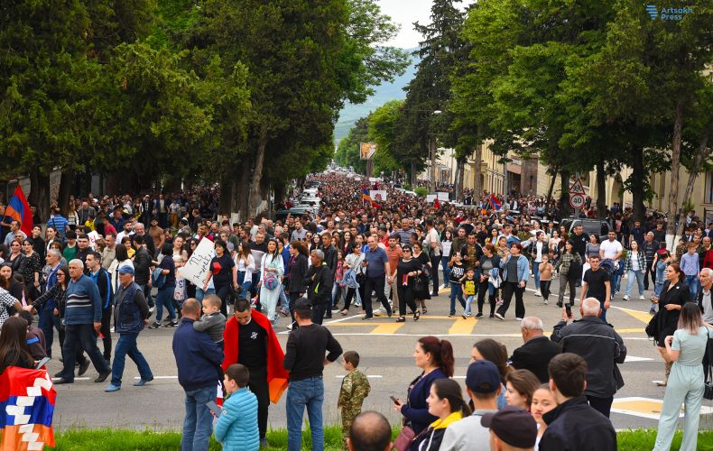 Des milliers d’Arméniens hier à Stepanakert ont pris part à la Marche dédiée à la Journée de la Première République d&rsquo;Arménie