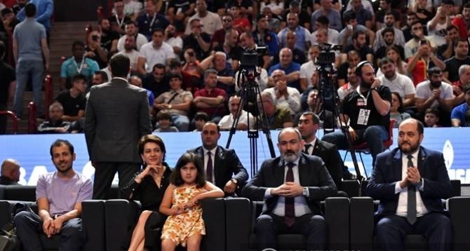 Le Premier ministre arménien était présent à la victoire des Arméniens au Complexe Sportif et de concert Karen Demirchyan d’Erévan pour les demi-finales des championnats d’Europe de boxe