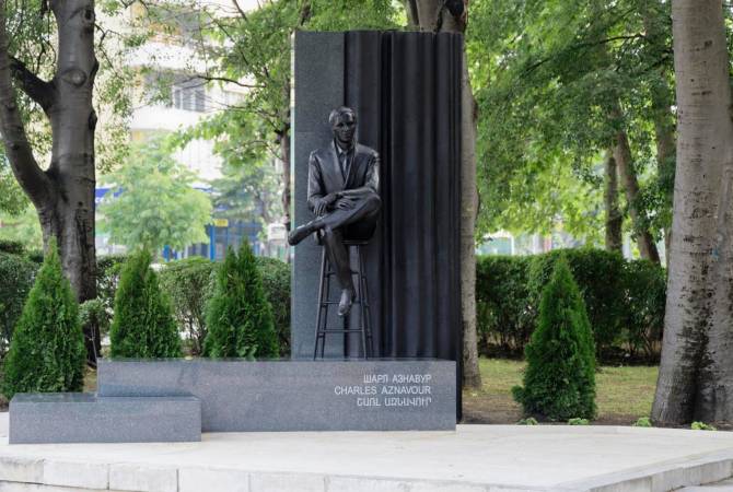 Un monument dédié à Charles Aznavour a été inauguré à Varna en Bulgarie