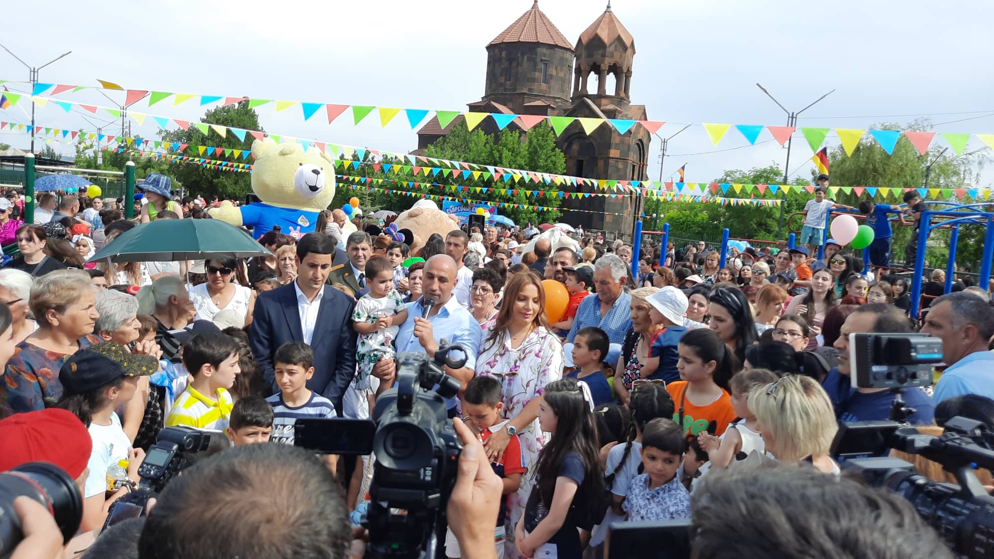 Arthur Abraham le champion du monde WBO a offert une aire de jeux pour les enfants de, Nerkin Charbakh près d’Erévan où il est né