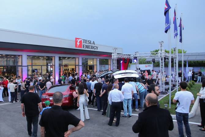 Ouverture salon d’exposition et de vente automobile Tesla Energy près d’Erévan en Arménie
