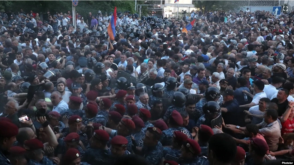 Des dizaines de blessés dans des affrontements entre la police et des manifestants en Arménie