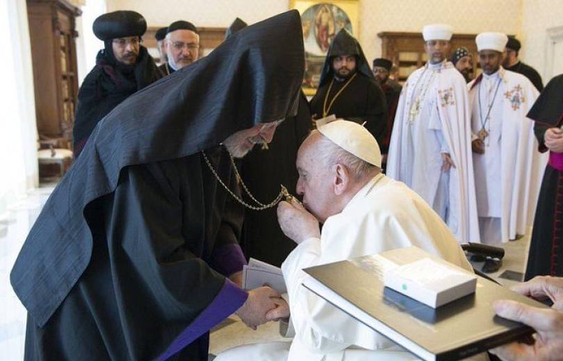 Le Pape François Ier a reçu un groupe de religieux de différents pays, et a embrassé le pendentif sacré de l&rsquo;Église apostolique arménienne