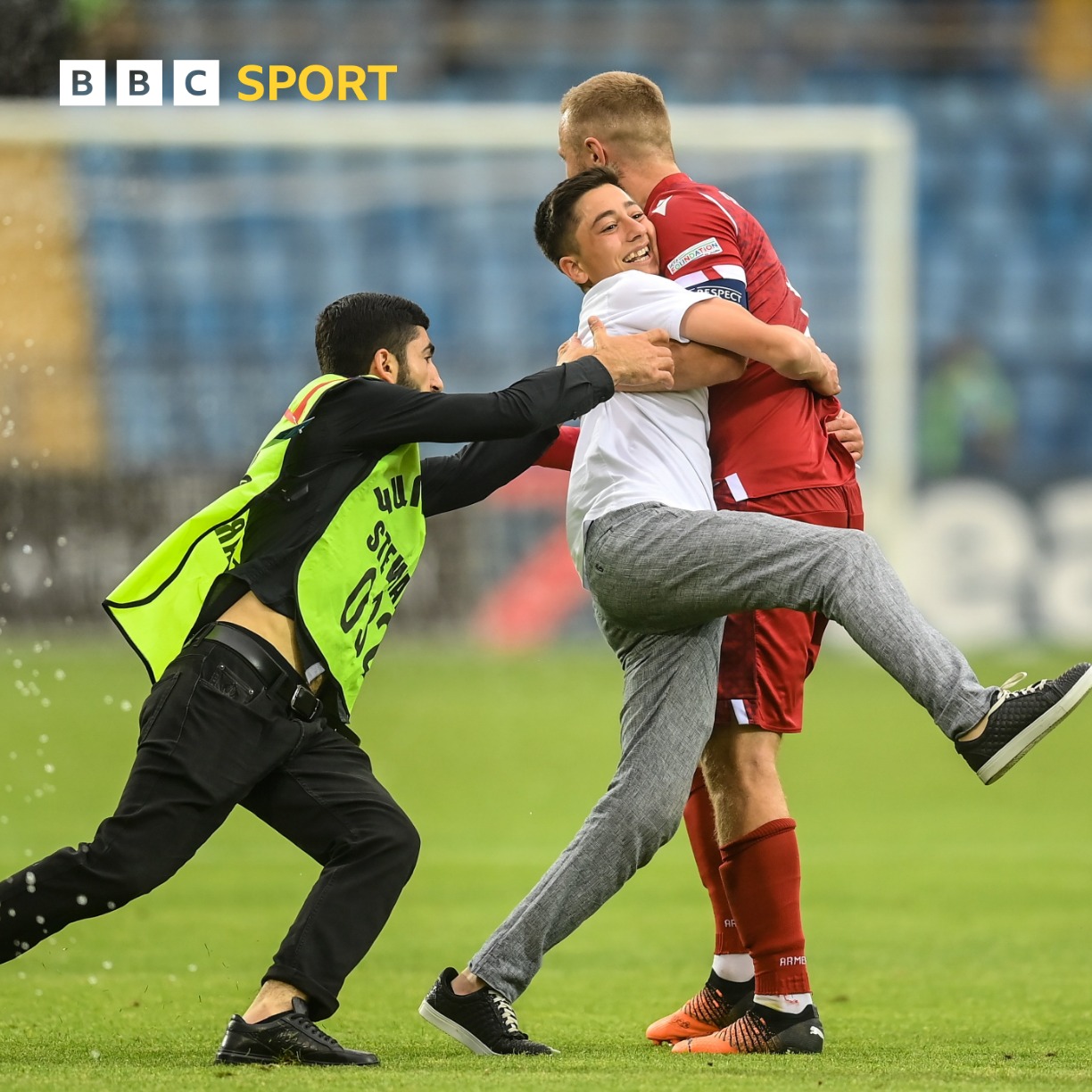 Un jeune supporter échappe aux stadier pour enlacer son héros Varazdat Haroyan lors du match Arménie-Irlande (1-0) à Erévan