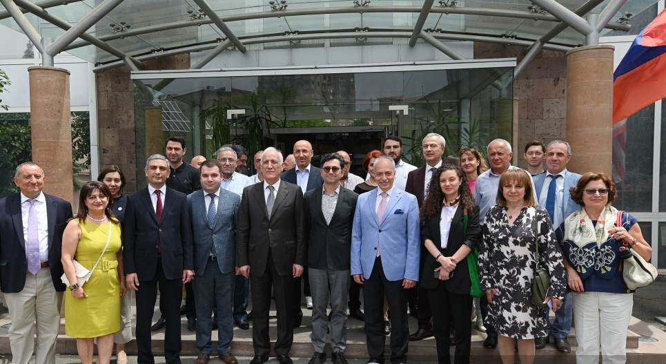Le président arménien Vahagn Khachaturyan et le prix Nobel d’origine arménienne Artem Patapoutian ont visité Synopsys Armenia à Erévan